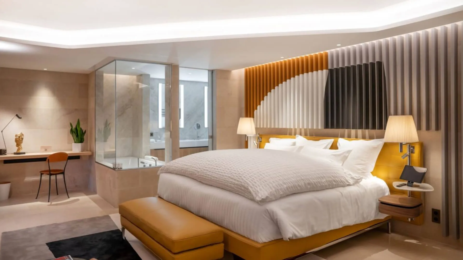 Chambre de l'Assiette Champenoise, avec liseuse et iPad sur le chevet