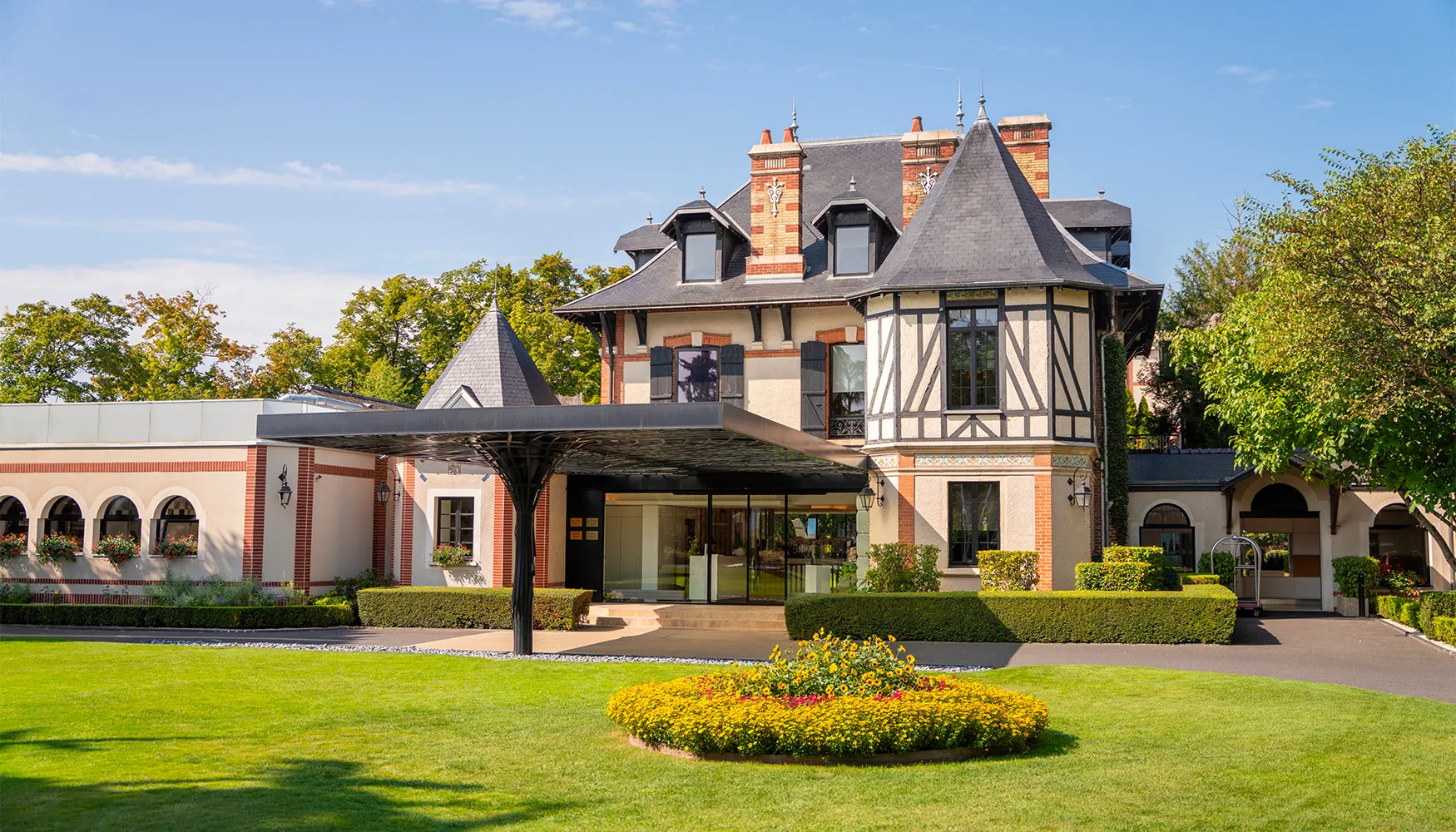 Façade et porche d'entrée de l'Assiette Champenoise, maison bourgeoise à Tinqueux