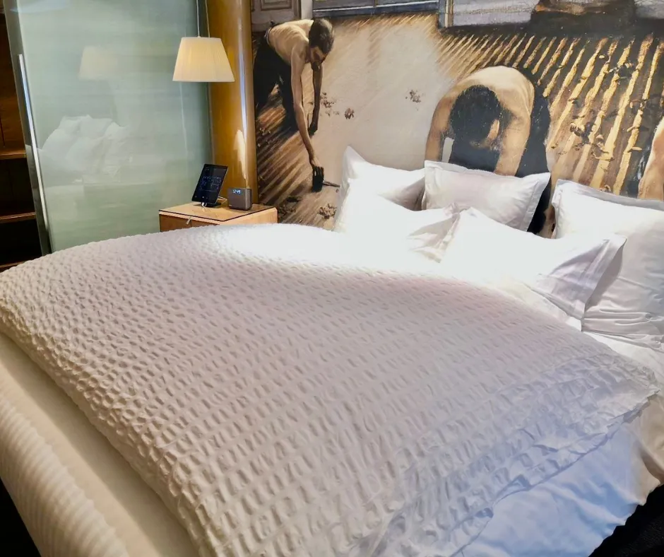 Chambre avec tête de lit signée Caillebotte, iPad de pilotage sur le chevet