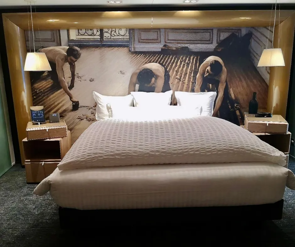 Chambre avec tête de lit signée Caillebotte, vue d'ensemble et tablettes sur les deux chevets