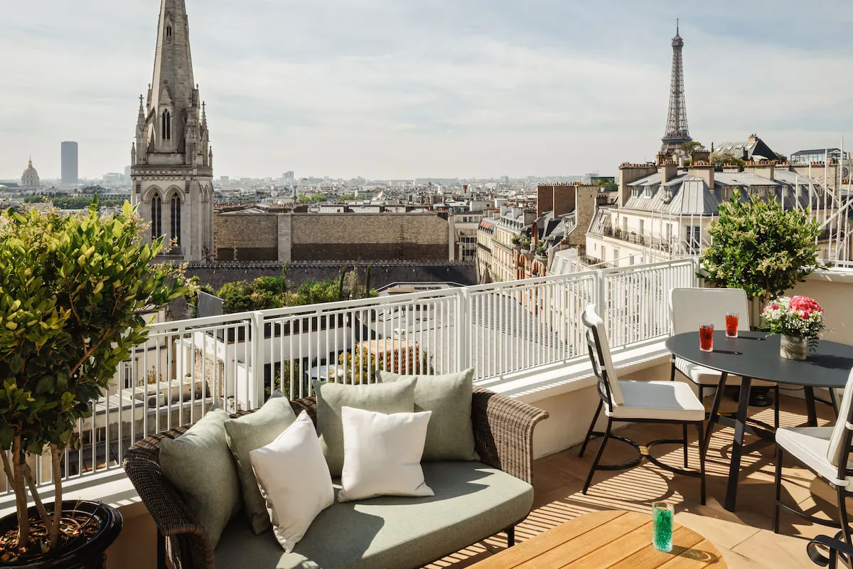 Salon de l'Hôtel de Sers avec vue sur les toits de Paris