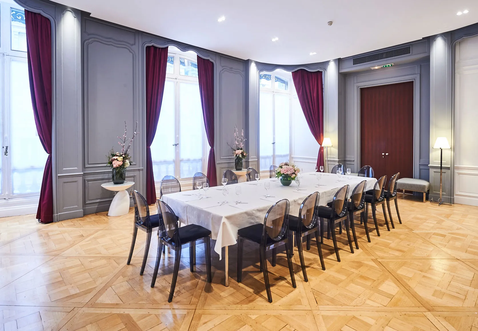 Salon du marquis dressé pour un dîner, avec ses luminaires Foscarini