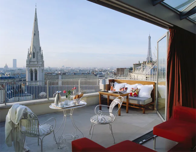 Terrasse avec vue sur la tour Eiffel
