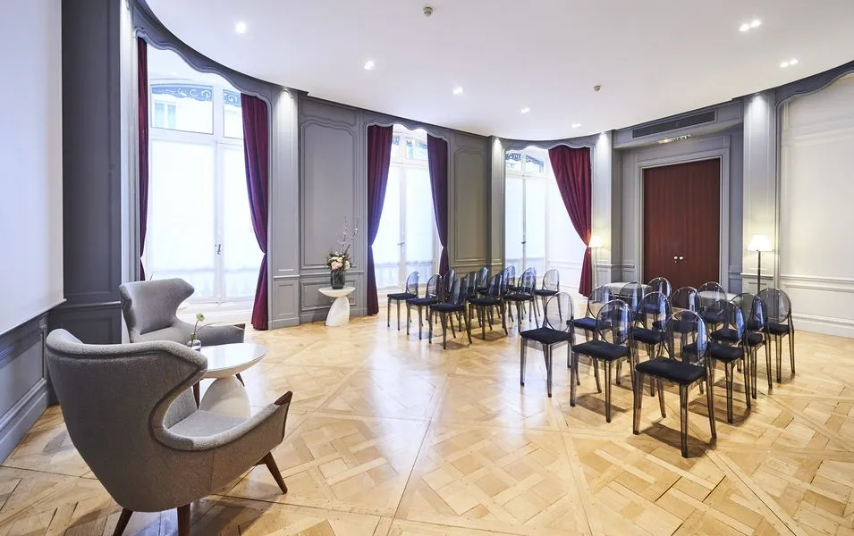 Salon du marquis en configuration théâtre pour séminaires et réunions