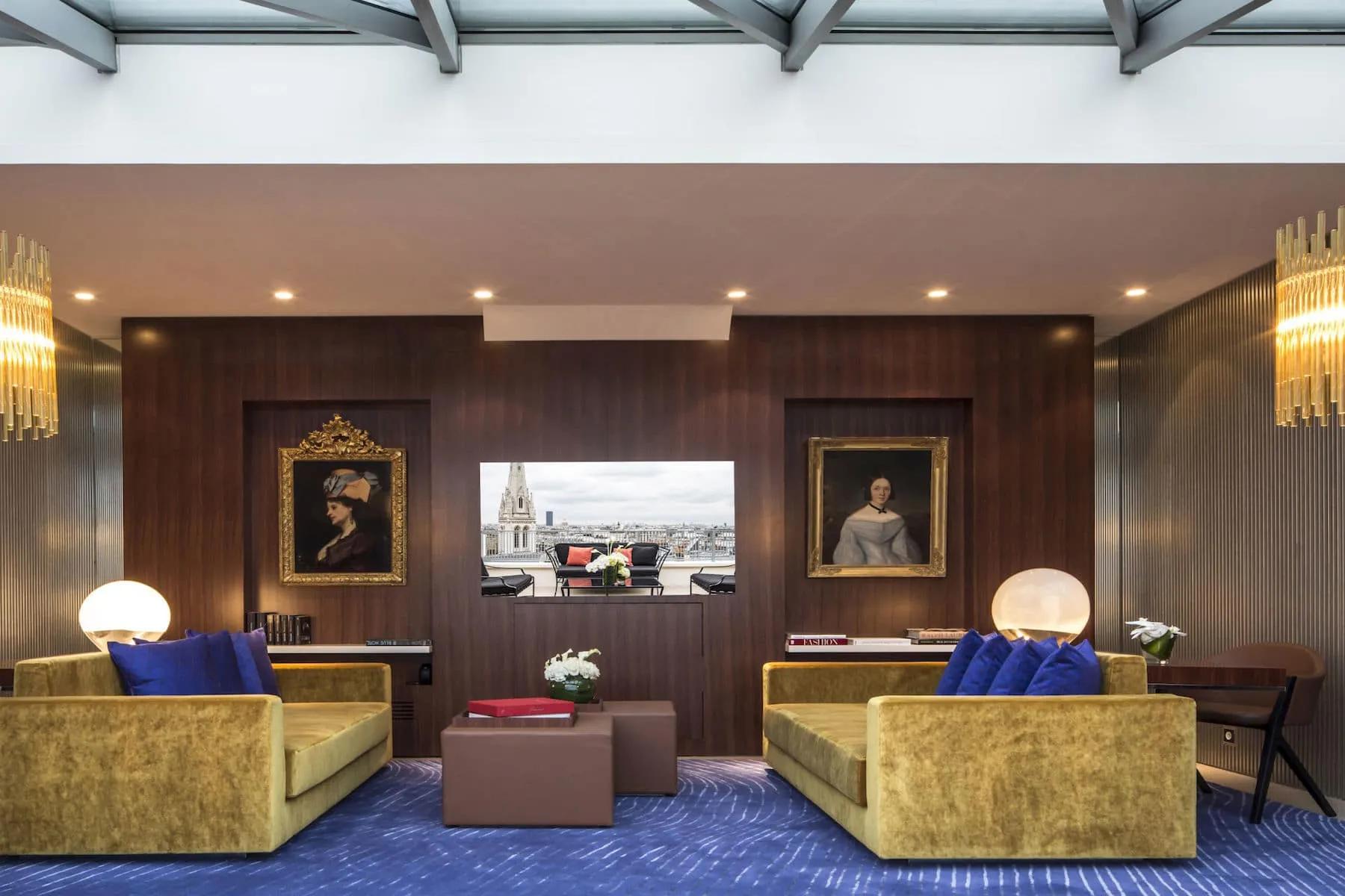 Le lobby, avec le lustre Baccarat et vue sur les toits de Paris