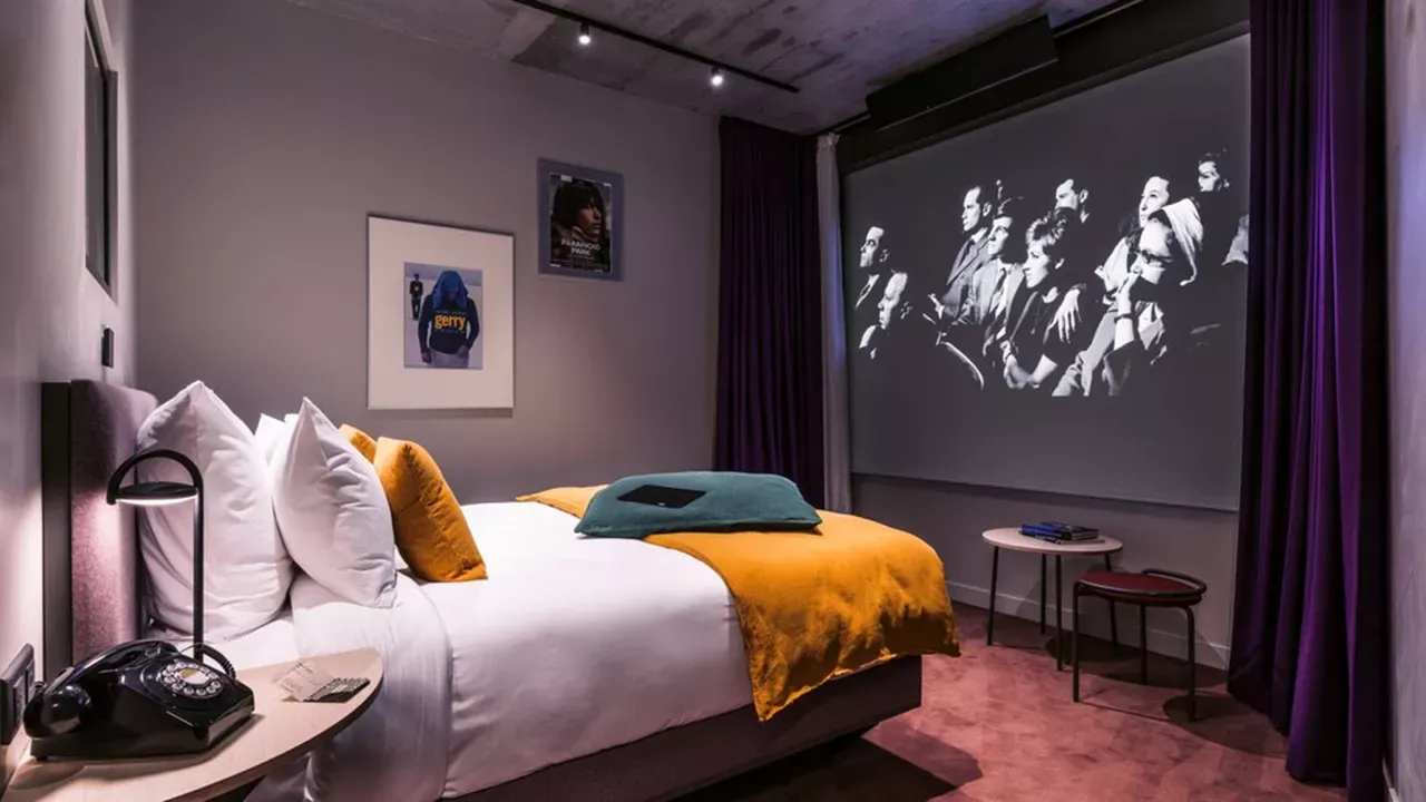Chambre du MK2 Paradiso avec son écran de projection intégré