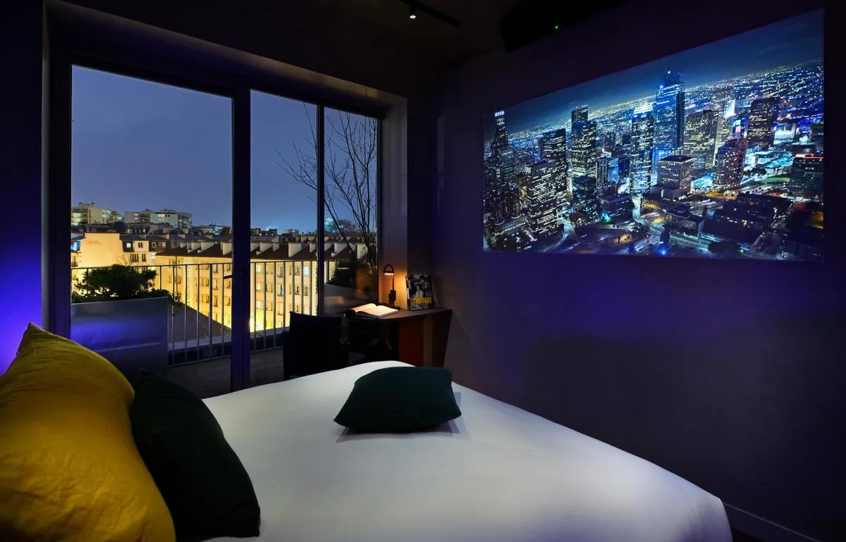 Salon privé de cinéma avec canapé, pop-corn et film en cours de diffusion