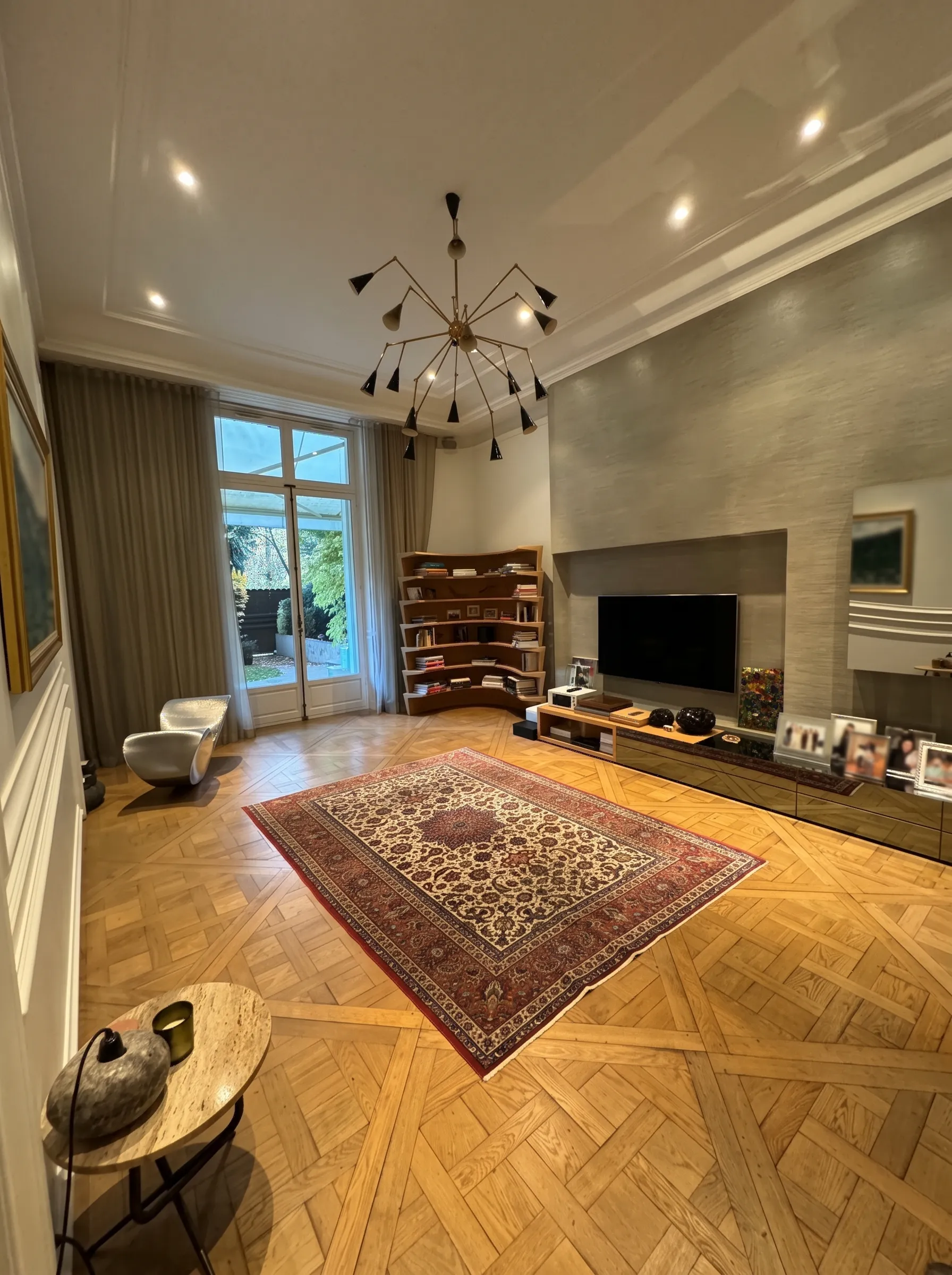 Salon de l'appartement, parquet en point de Hongrie et lustre à pampilles