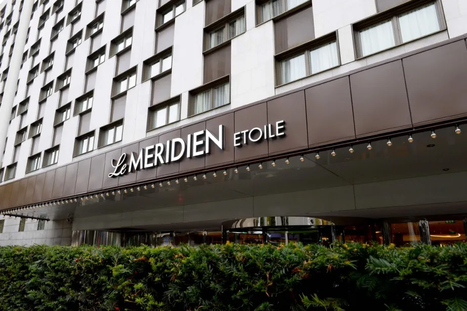Entrée du Méridien Étoile, enseigne en façade
