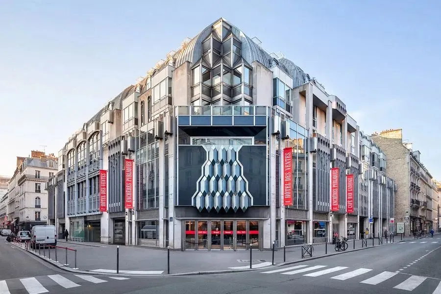 Façade de l'Hôtel Drouot, place de ventes aux enchères parisienne