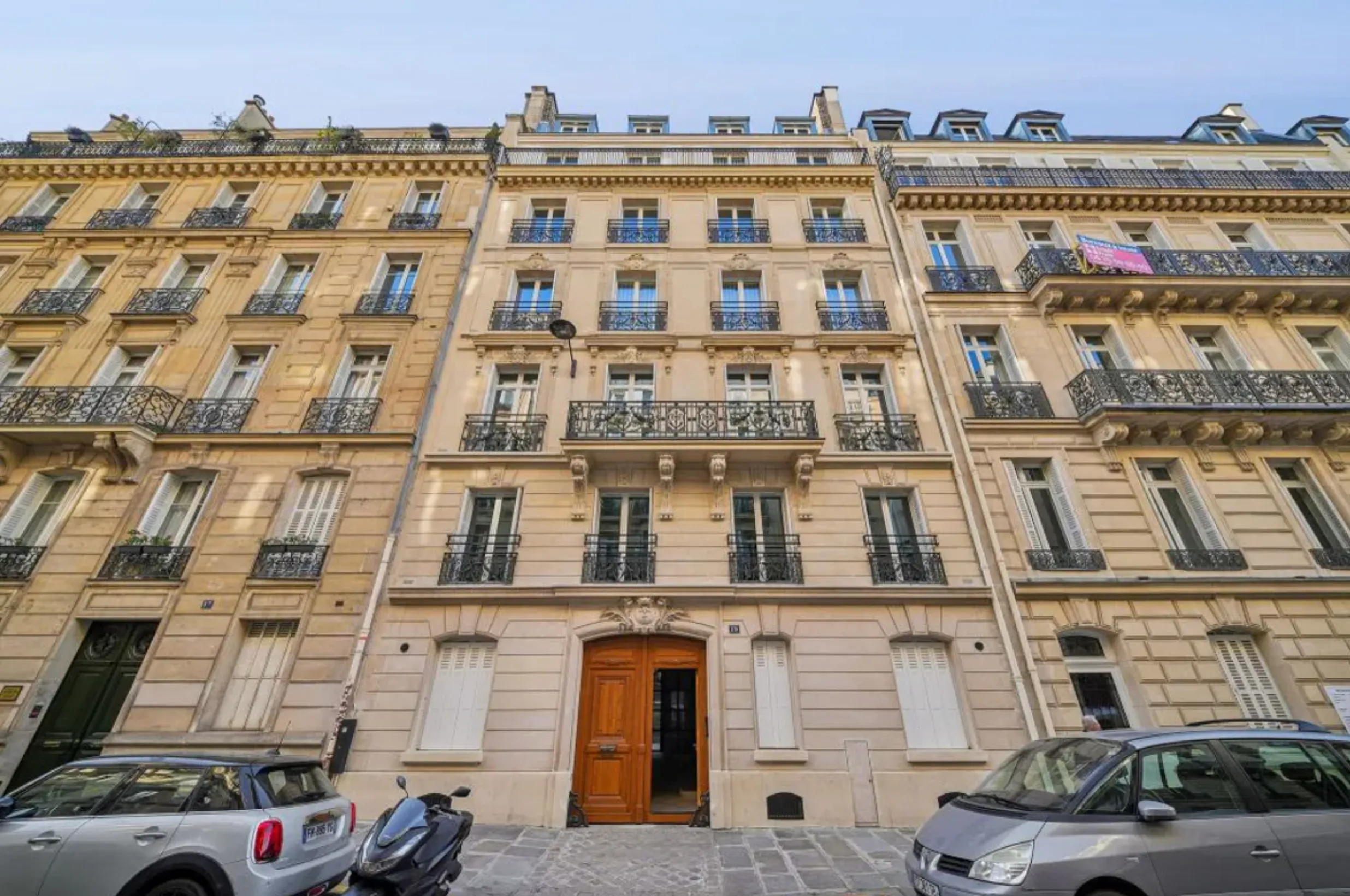 Façade haussmannienne du 19 rue de Madrid, Paris