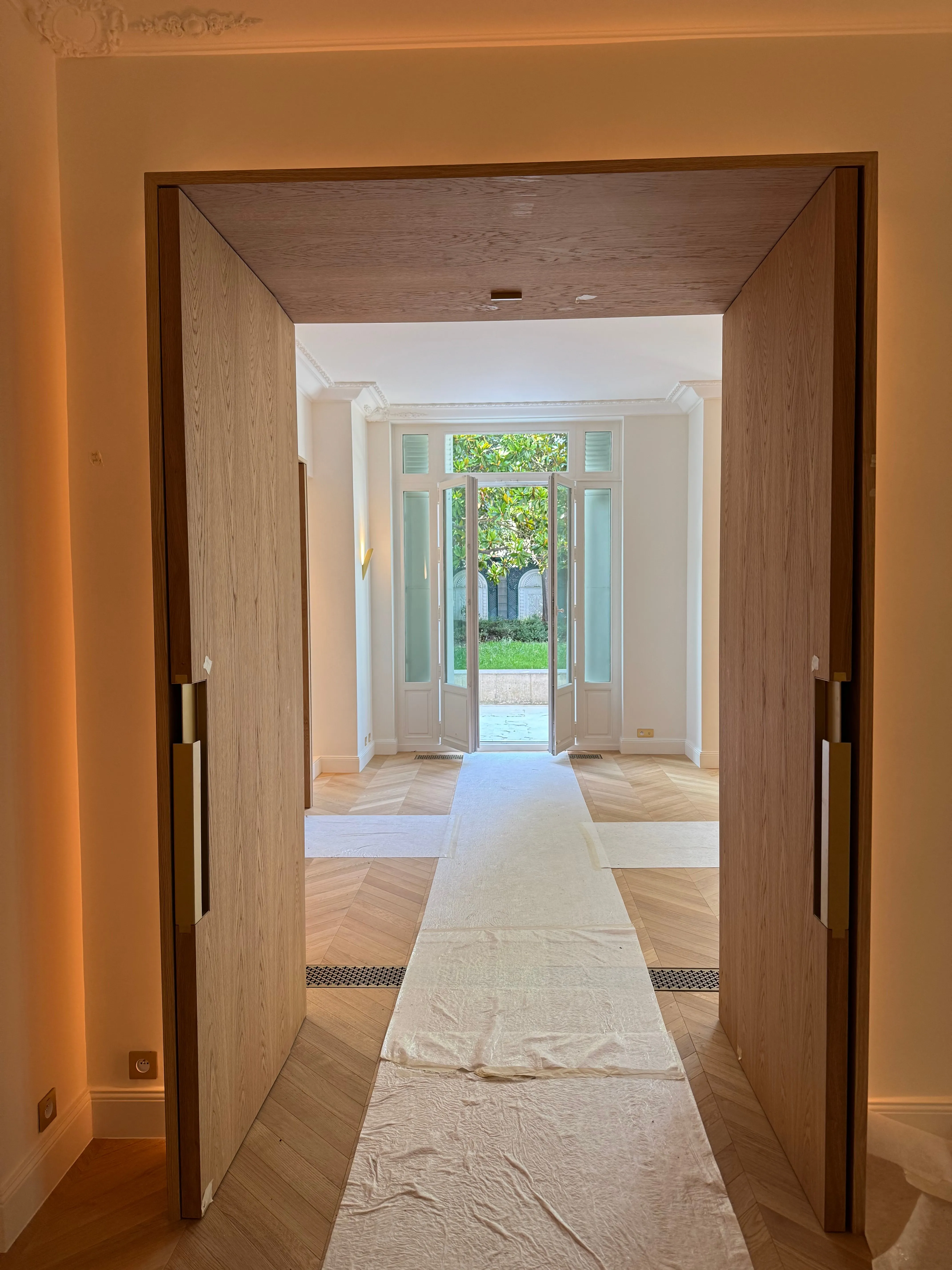 Hall d'entrée, parquet en chevrons, vue sur le jardin