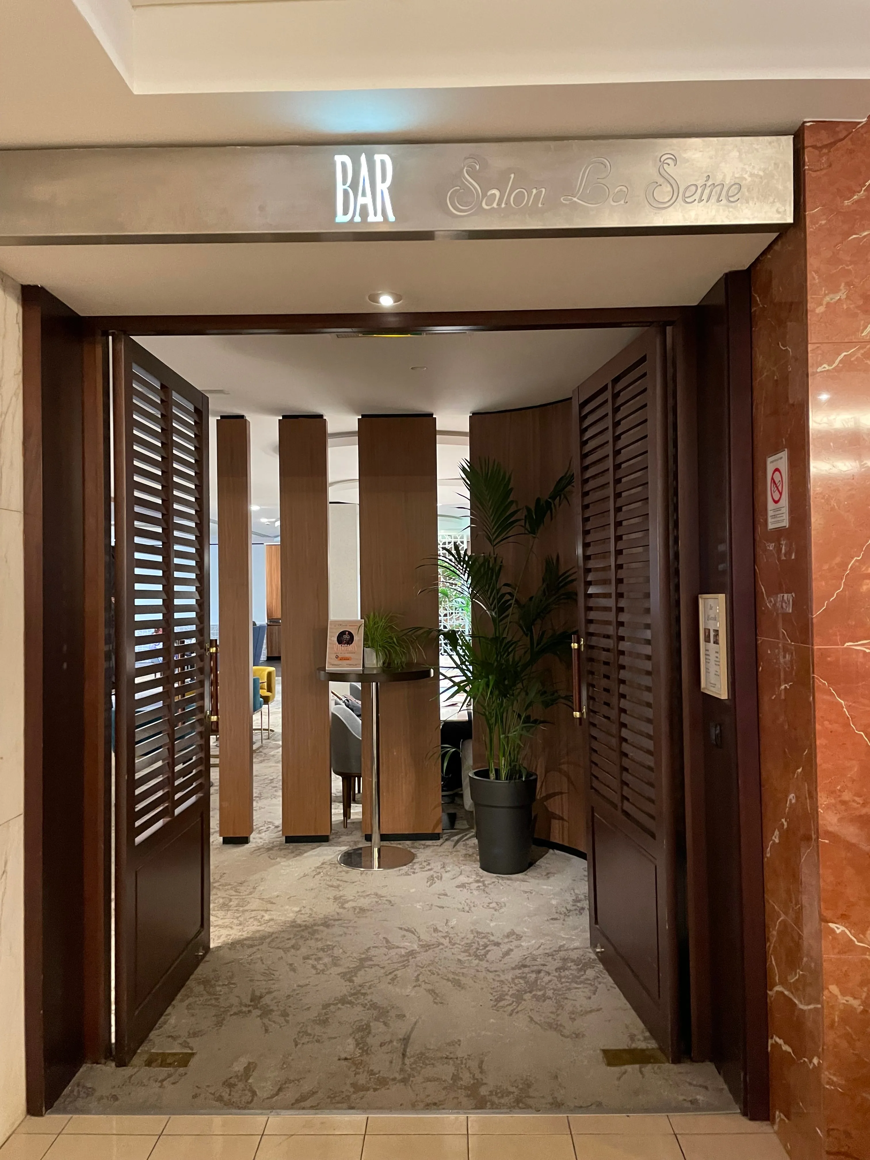 Entrée du bar et du salon La Seine