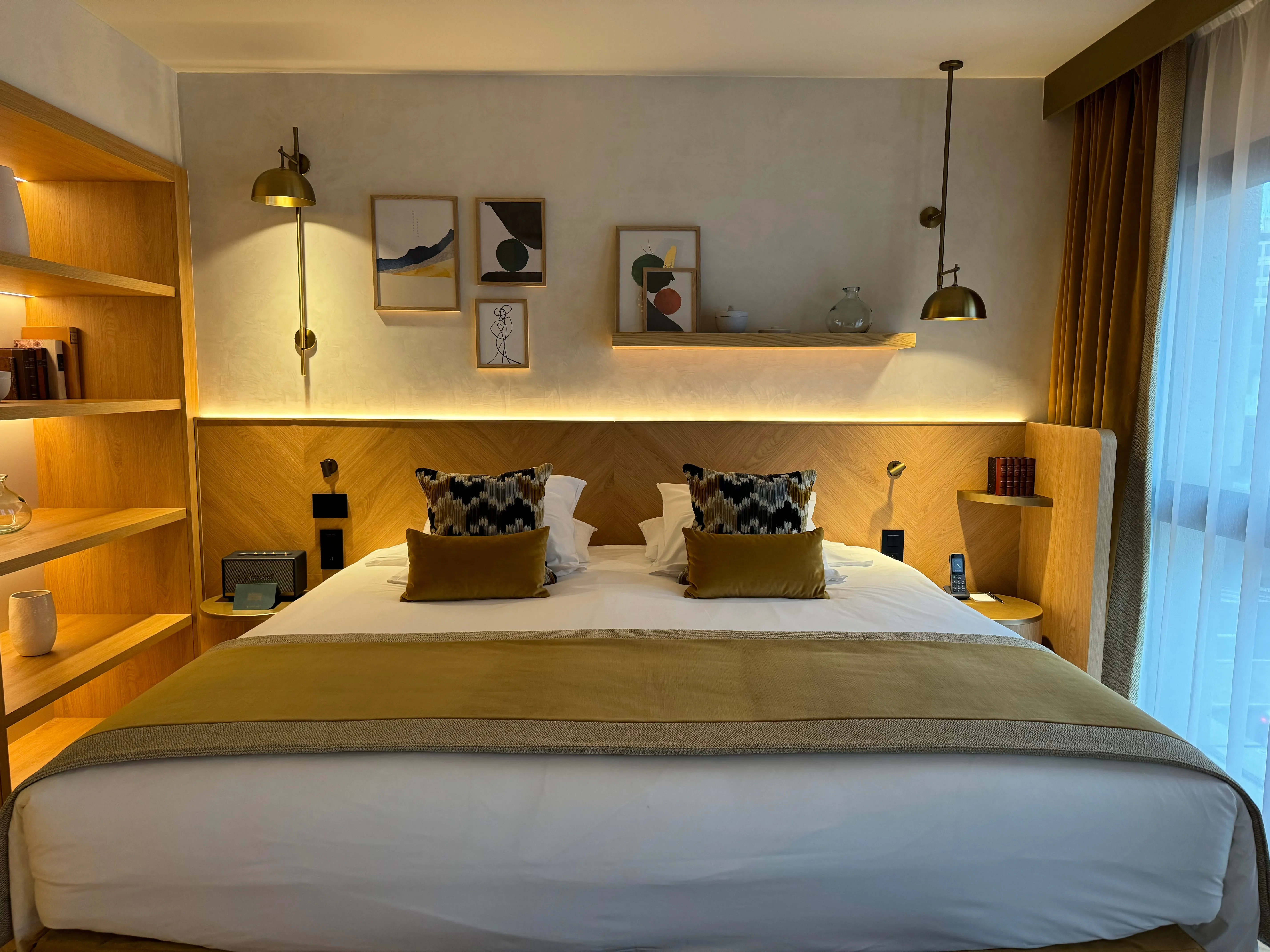 Suite, tête de lit en bois et coussins de couleur
