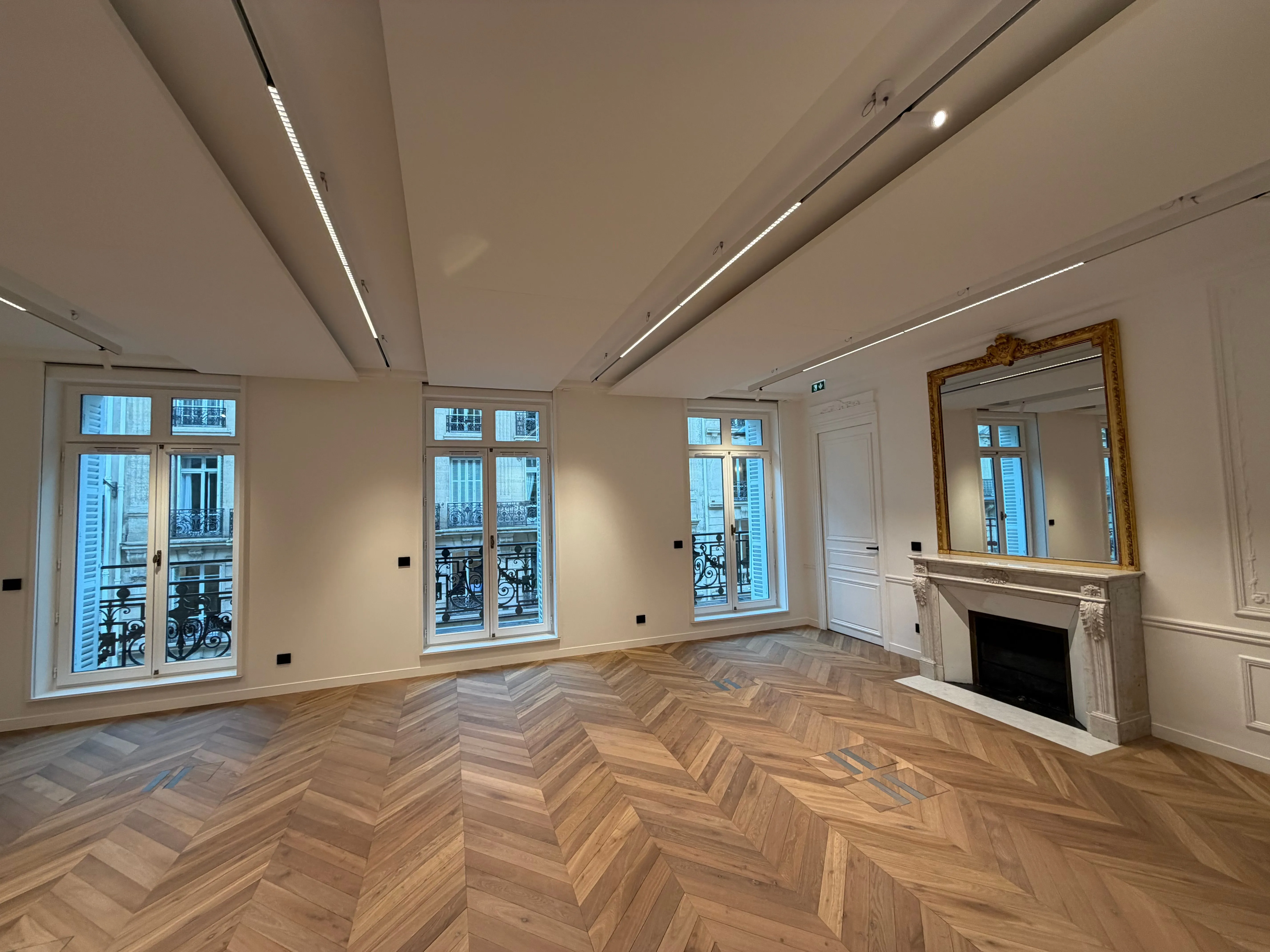 Plateau bureaux, parquet en chevrons et cheminée d'origine