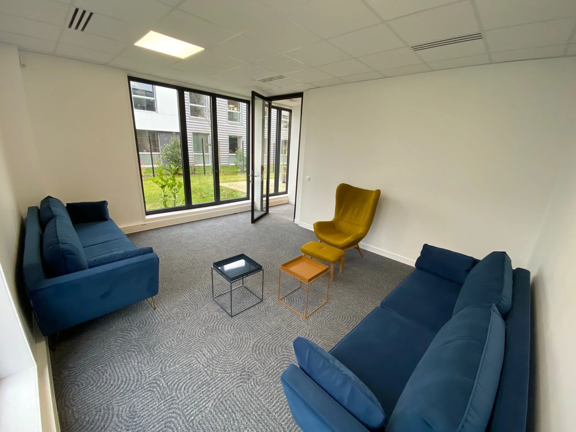 Espace détente avec vue sur l'extérieur
