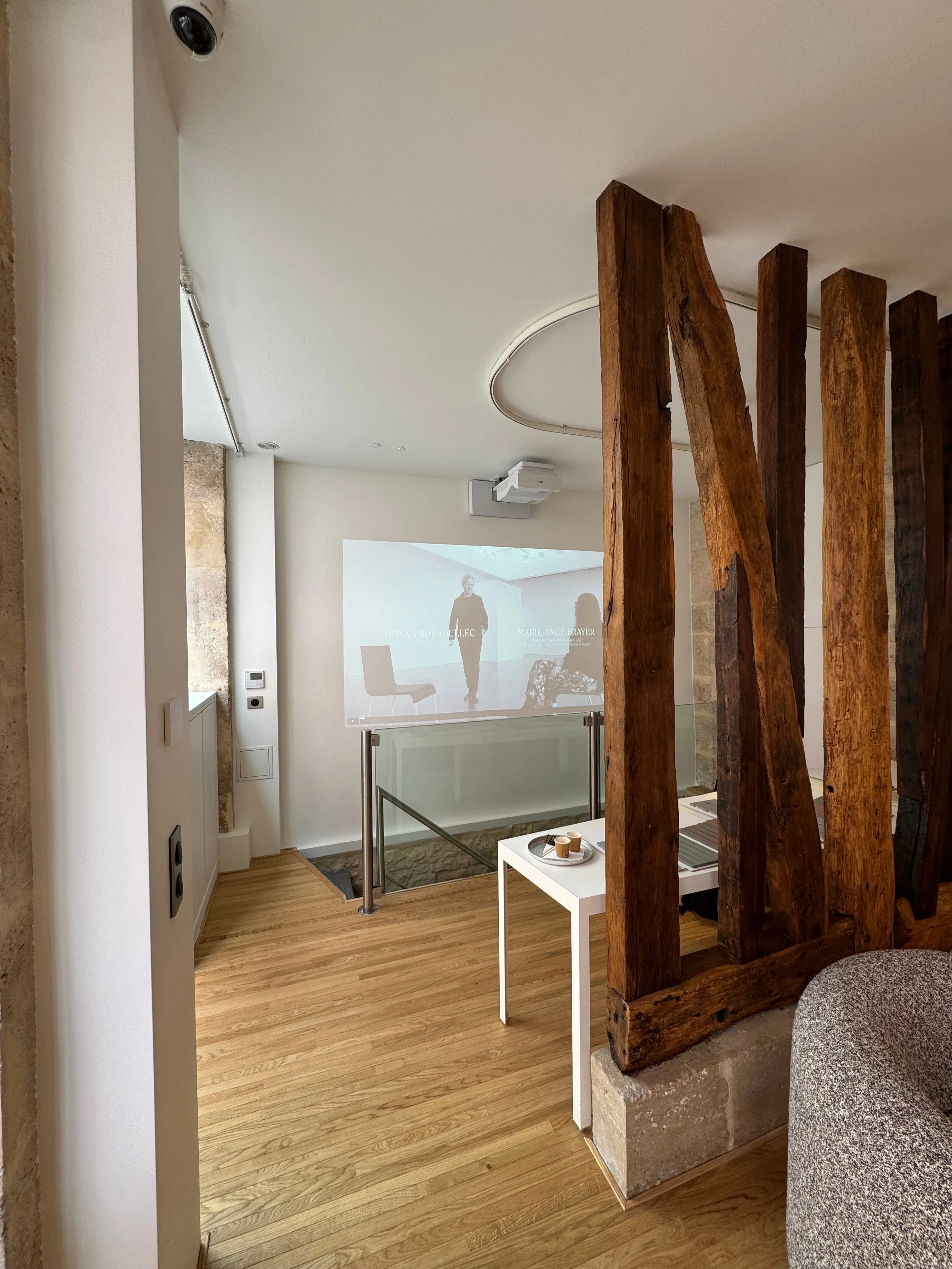 Espace de projection, charpente en bois apparente
