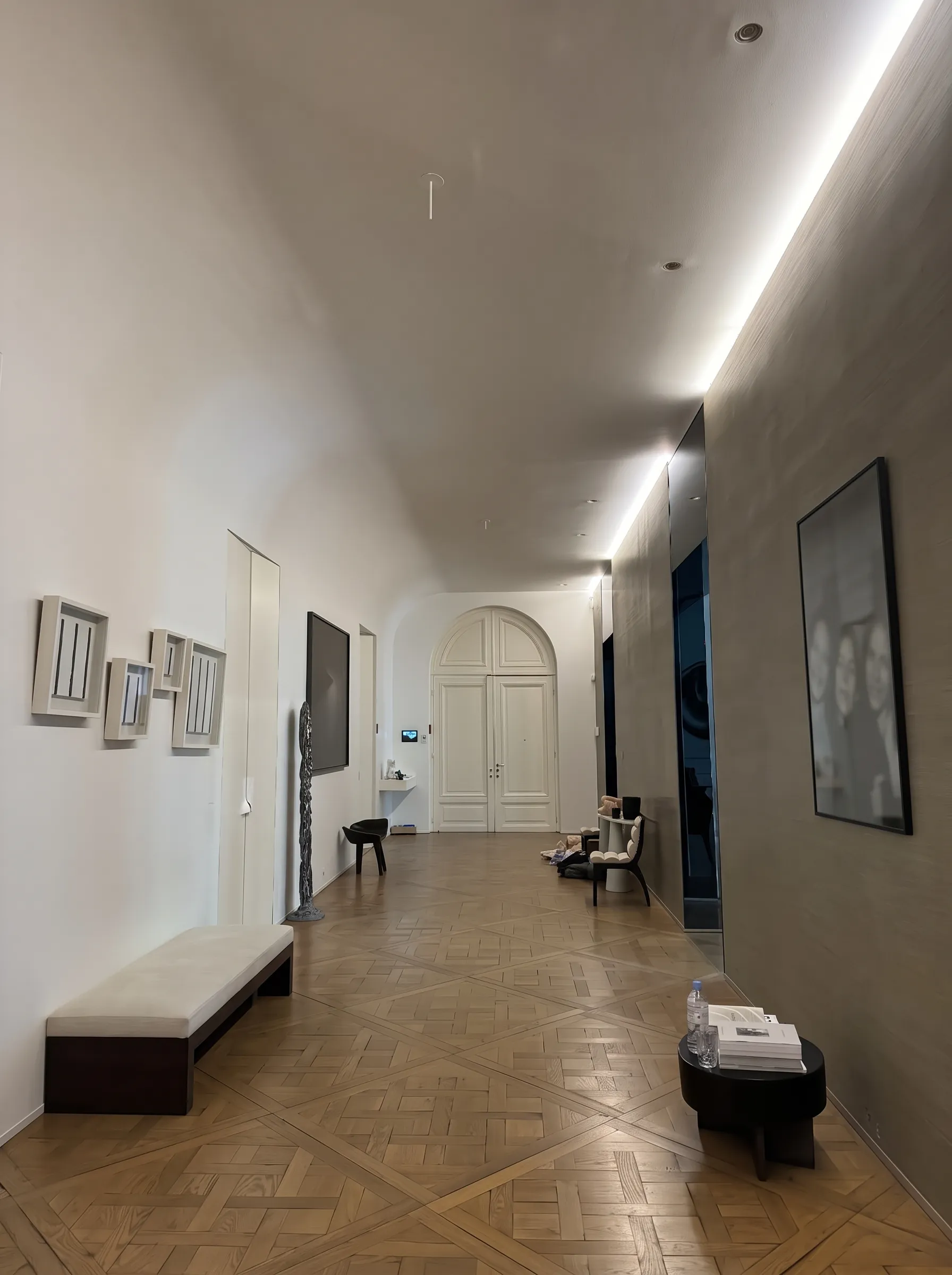 Couloir avec œuvres d'art et éclairage indirect