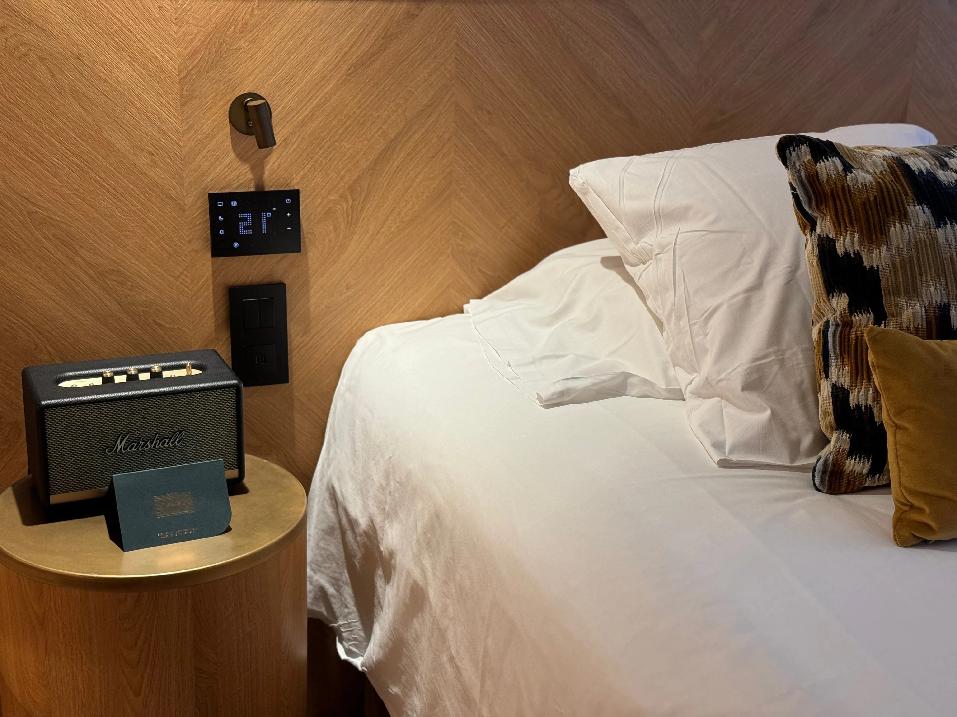 Chevet avec interrupteur UX Touch et enceinte Marshall