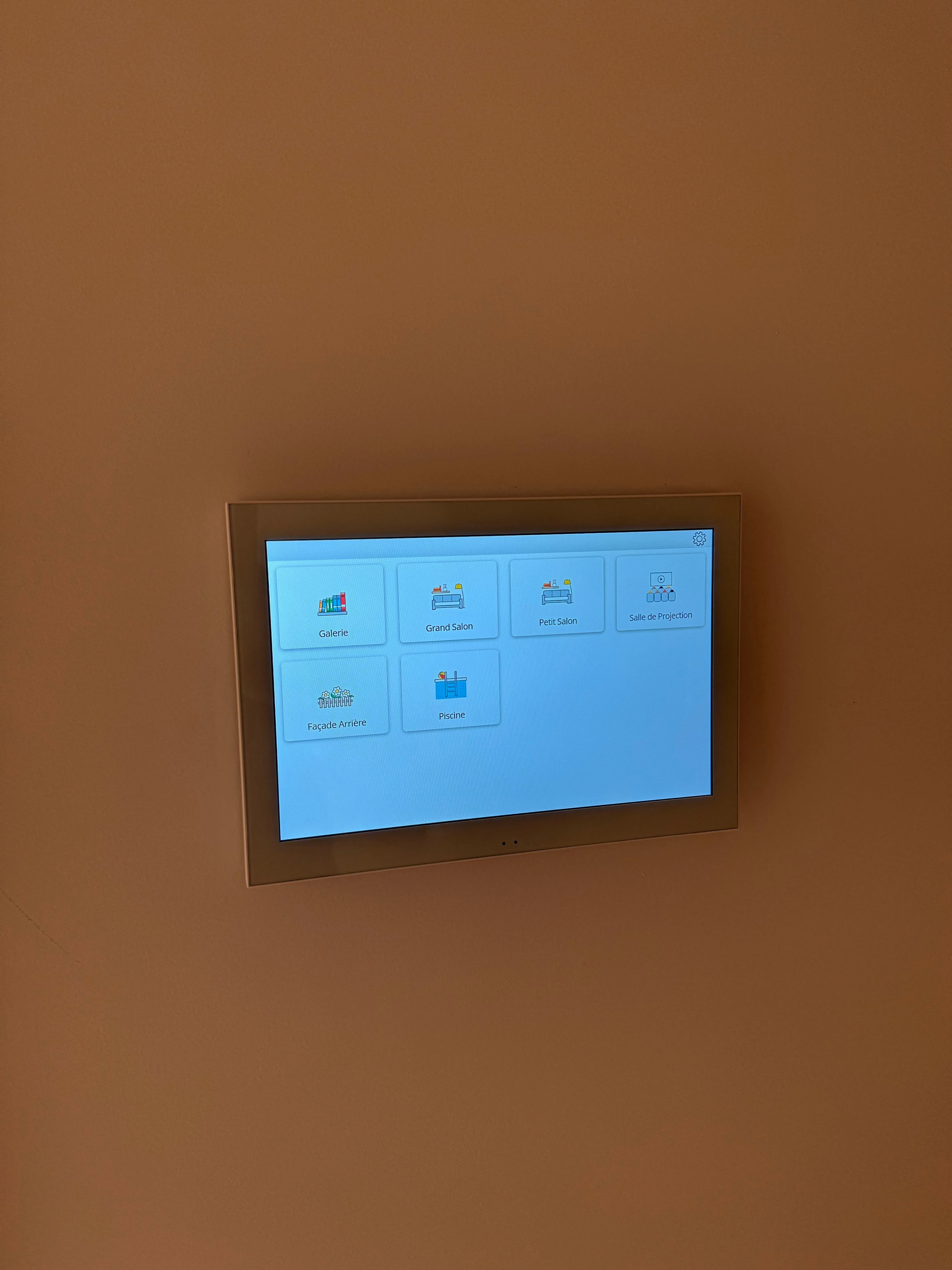 Écran tactile mySmartJarvis, sélection des pièces (Galerie, Grand Salon, Petit Salon, Salle de projection, Façade arrière, Piscine)