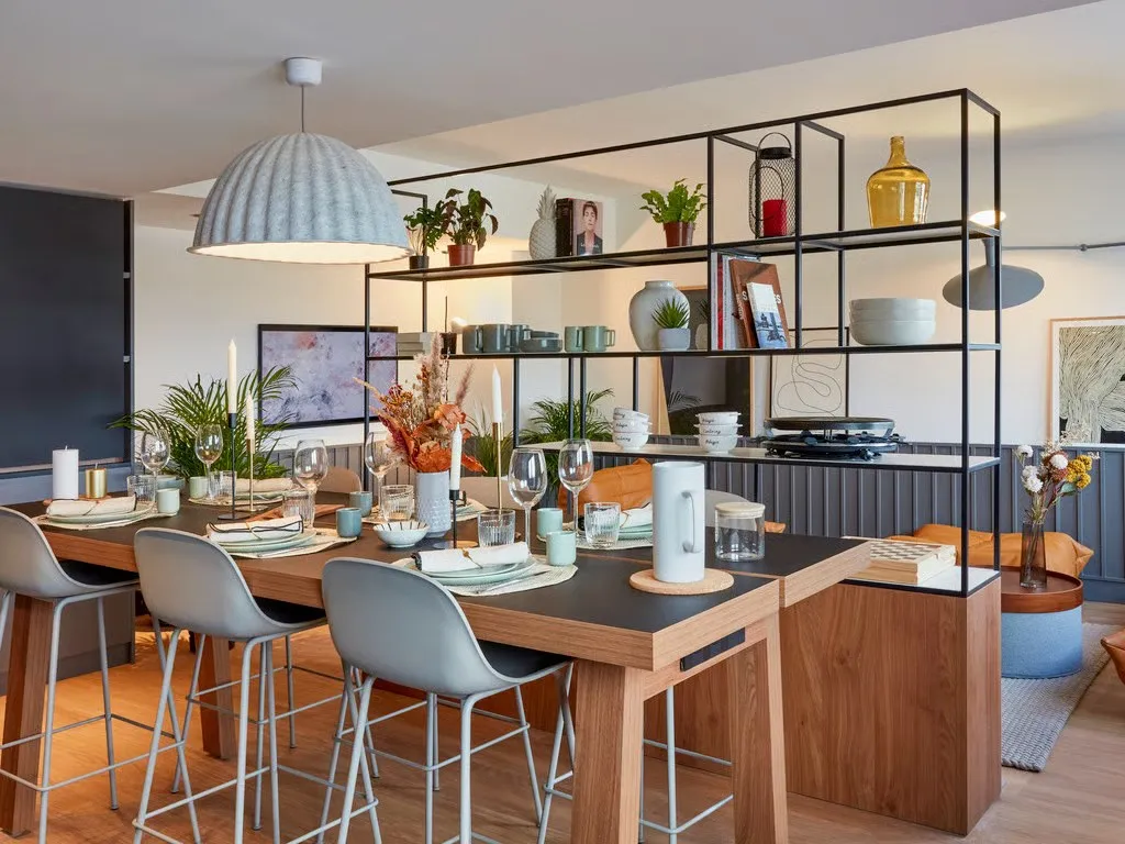 Espace de vie commun, cuisine équipée et coin repas
