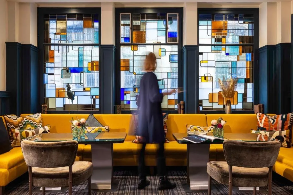 Bar E7 et son salon aux vitraux colorés
