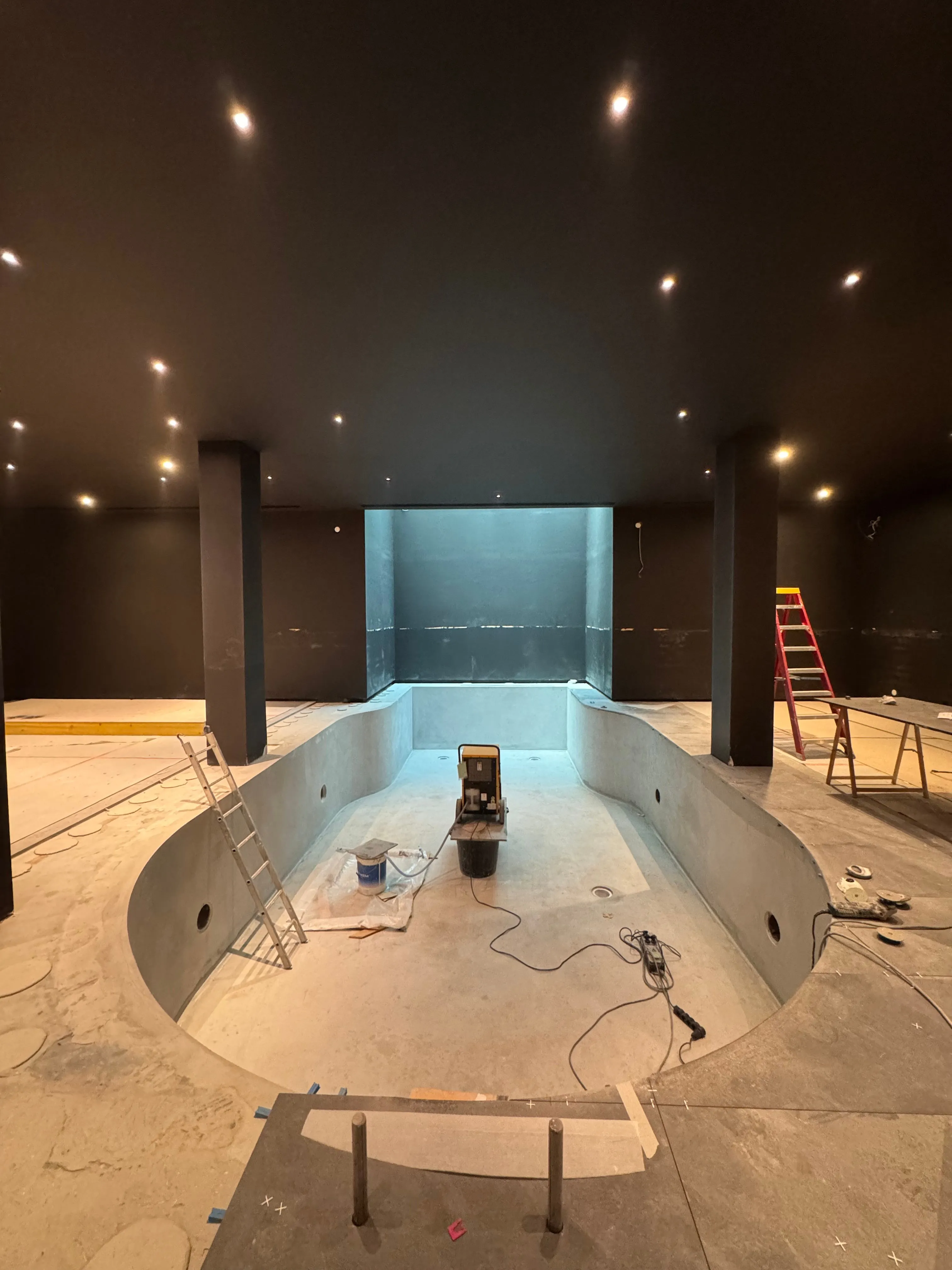 Piscine intérieure en cours de finition