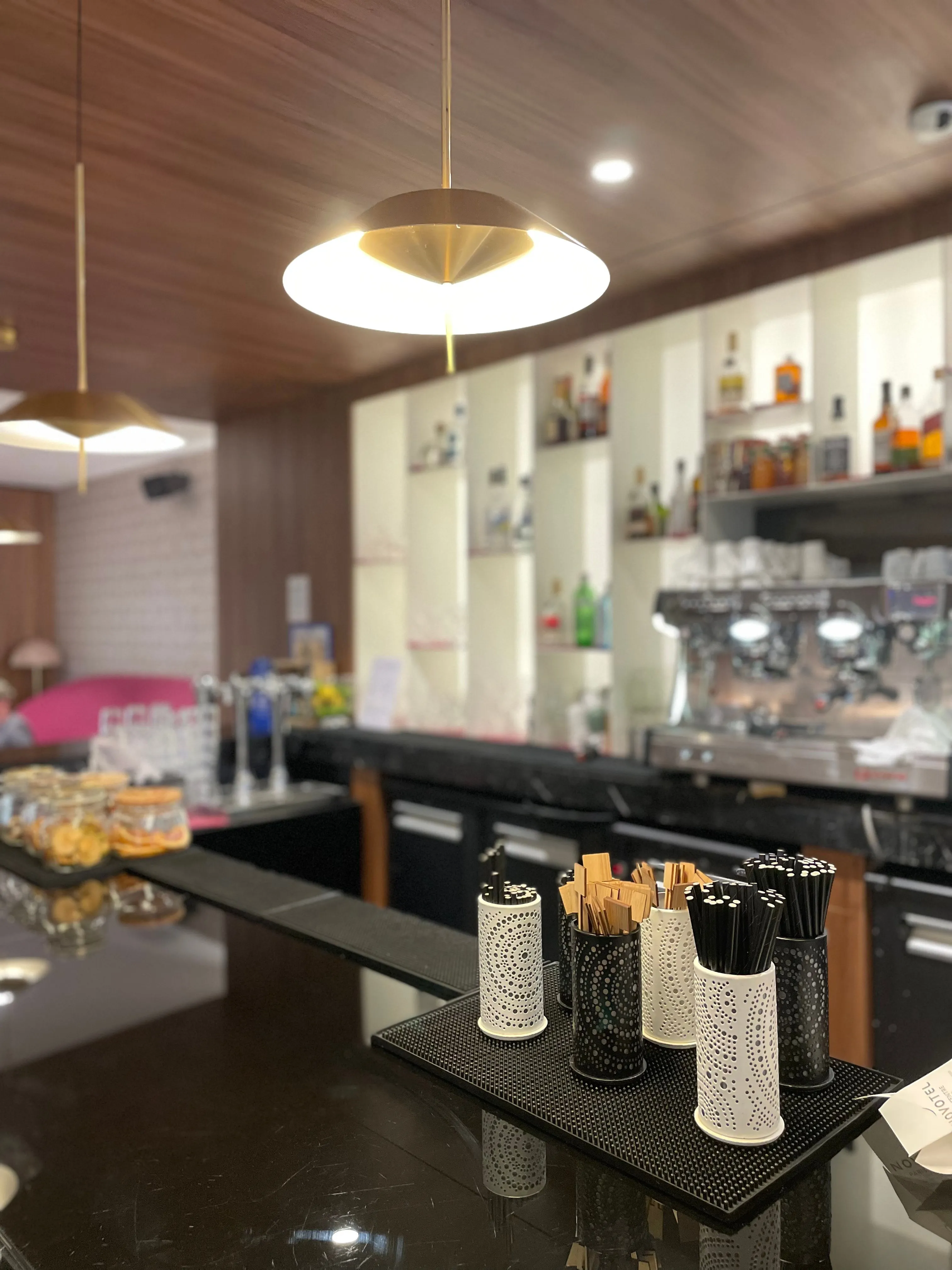 Comptoir du bar, suspensions laiton