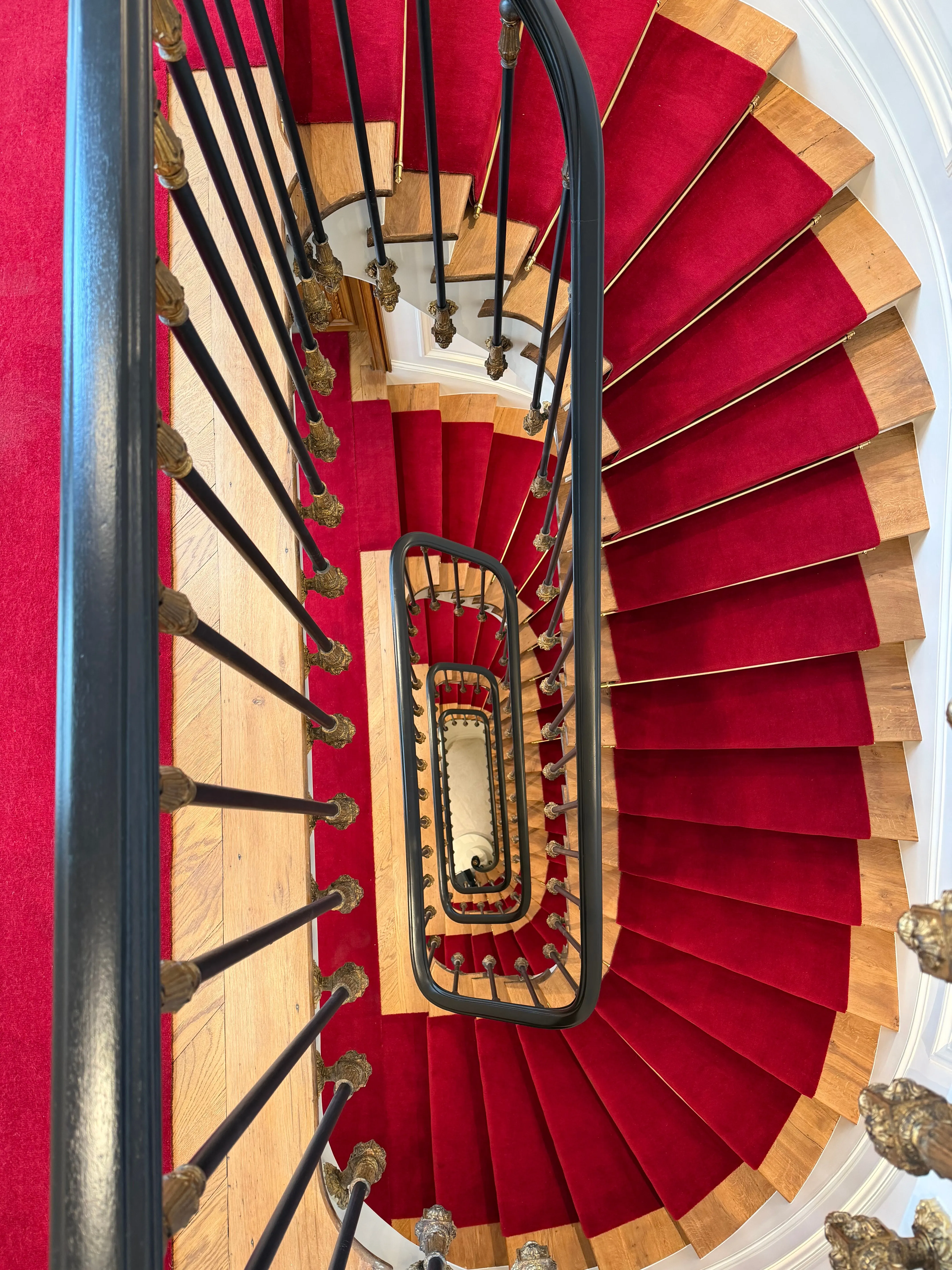 Escalier à vis, tapis rouge, vue plongeante