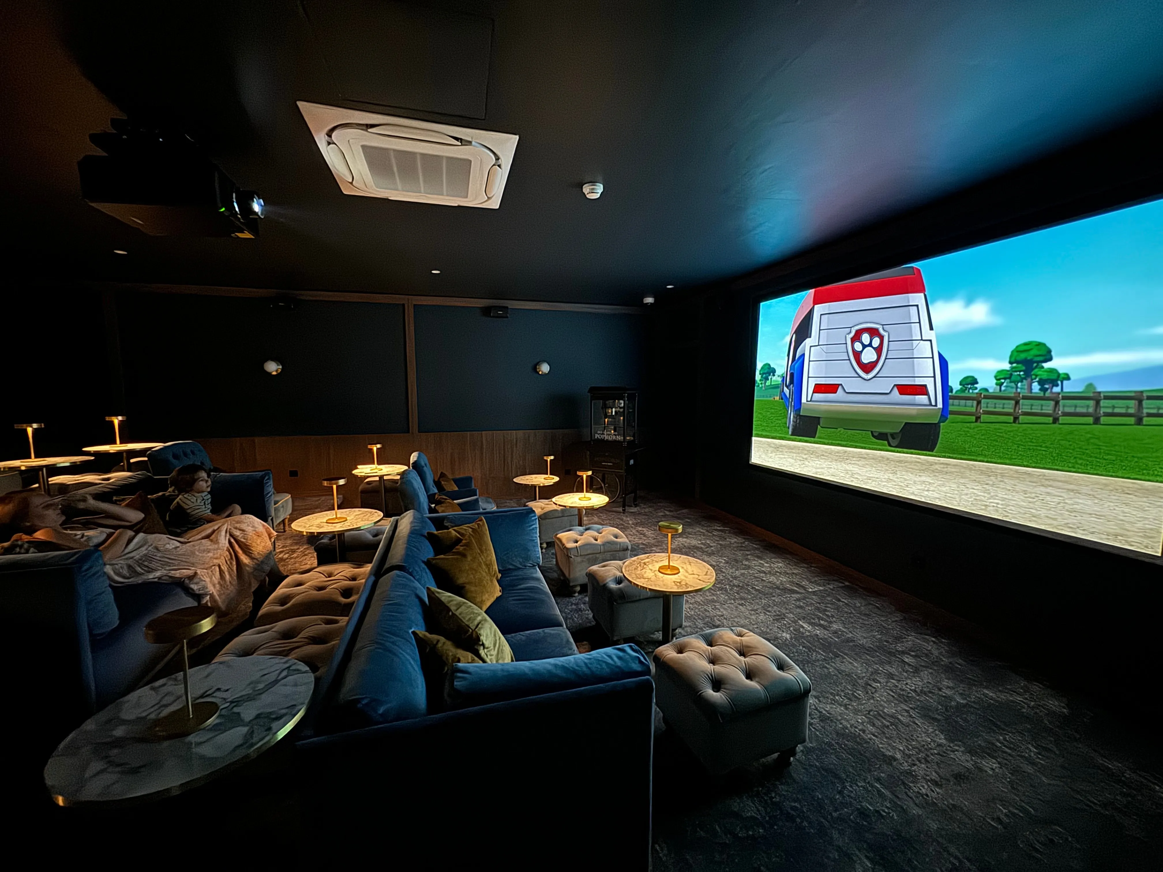 Salon de cinéma privé, canapés en velours bleu