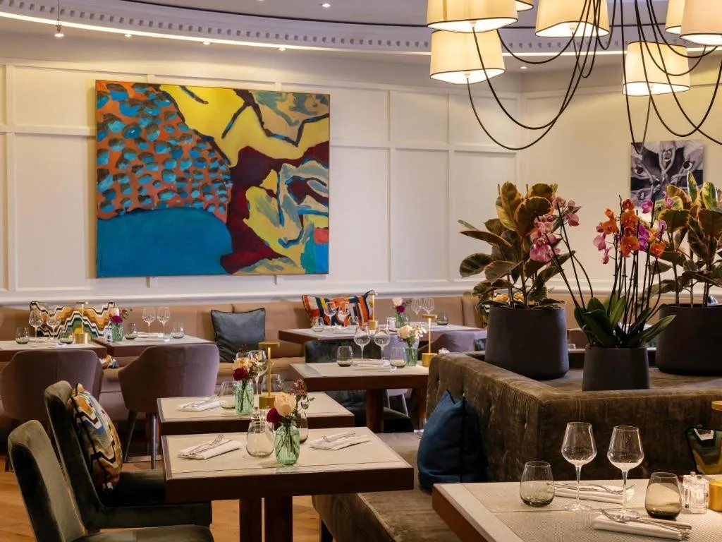 Salle de restaurant, œuvre d'art et chandeliers