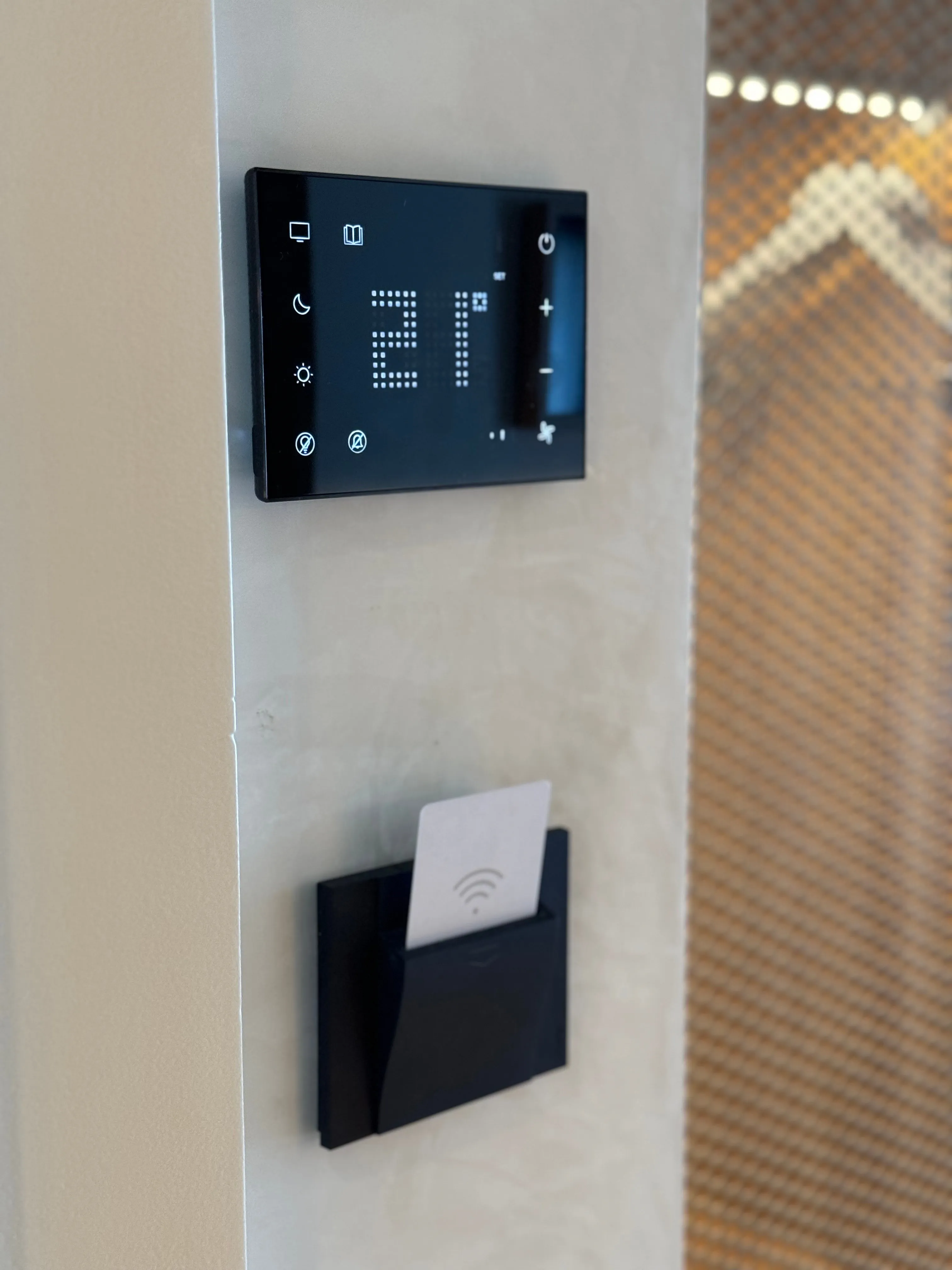 Thermostat tactile mural et porte-badge