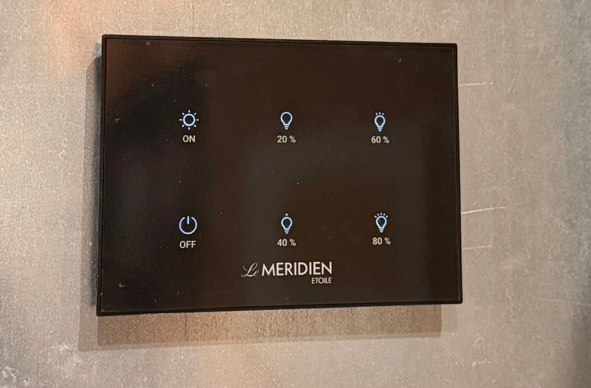 Panneau tactile mural Le Méridien Étoile, scénarios lumineux